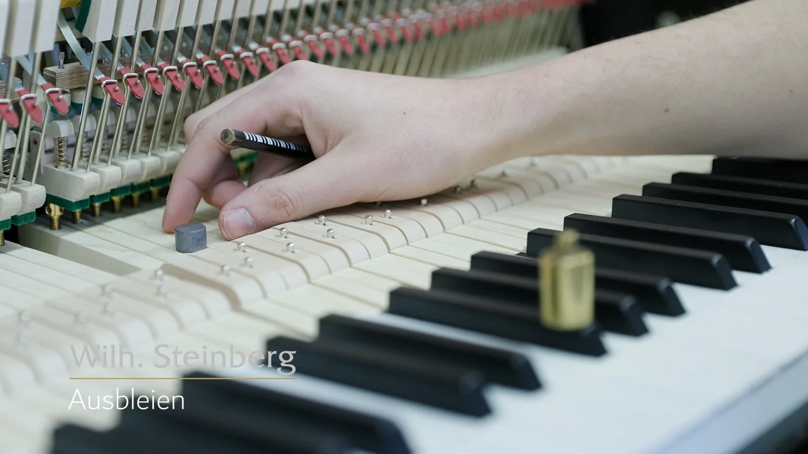 Handwerkliche Arbeit an einem Klavier von WILH. STEINBERG