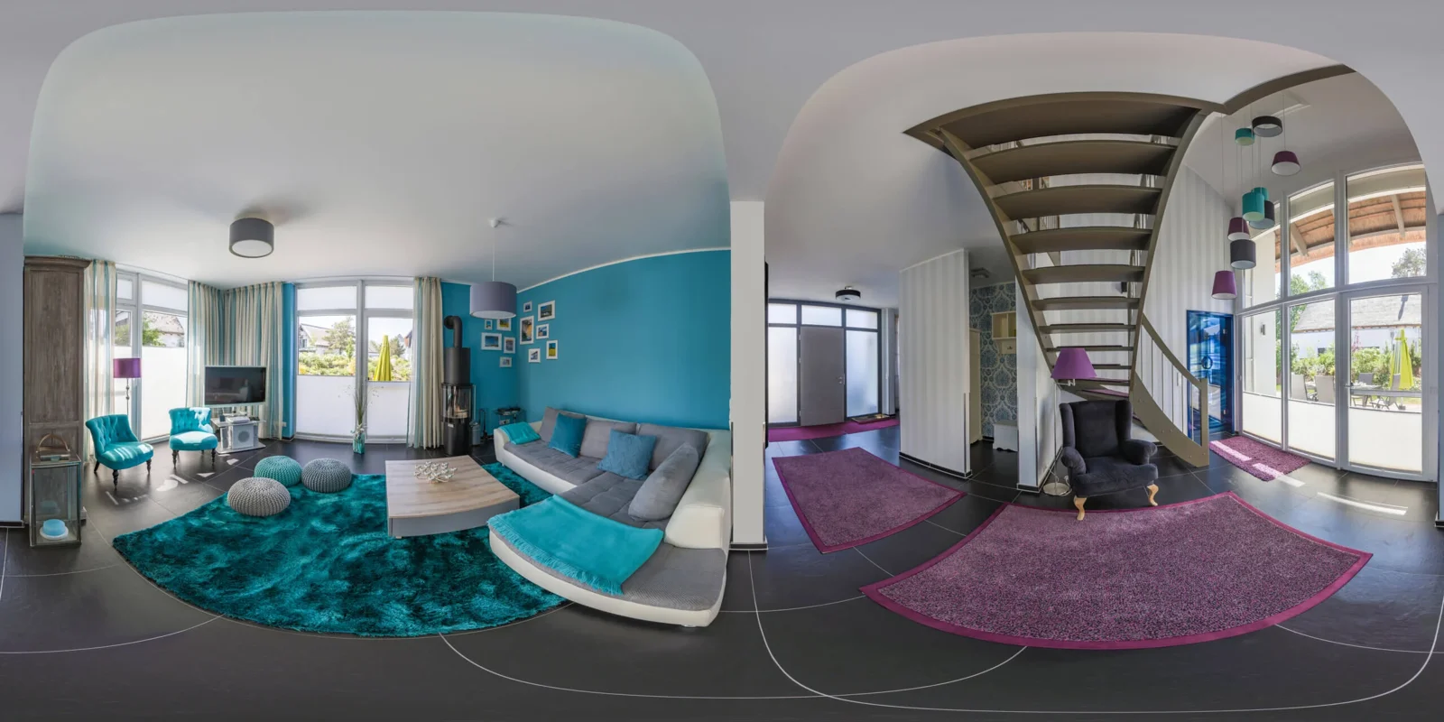 Panoramaansicht eines Innenraums mit Treppe und Sitzbereich